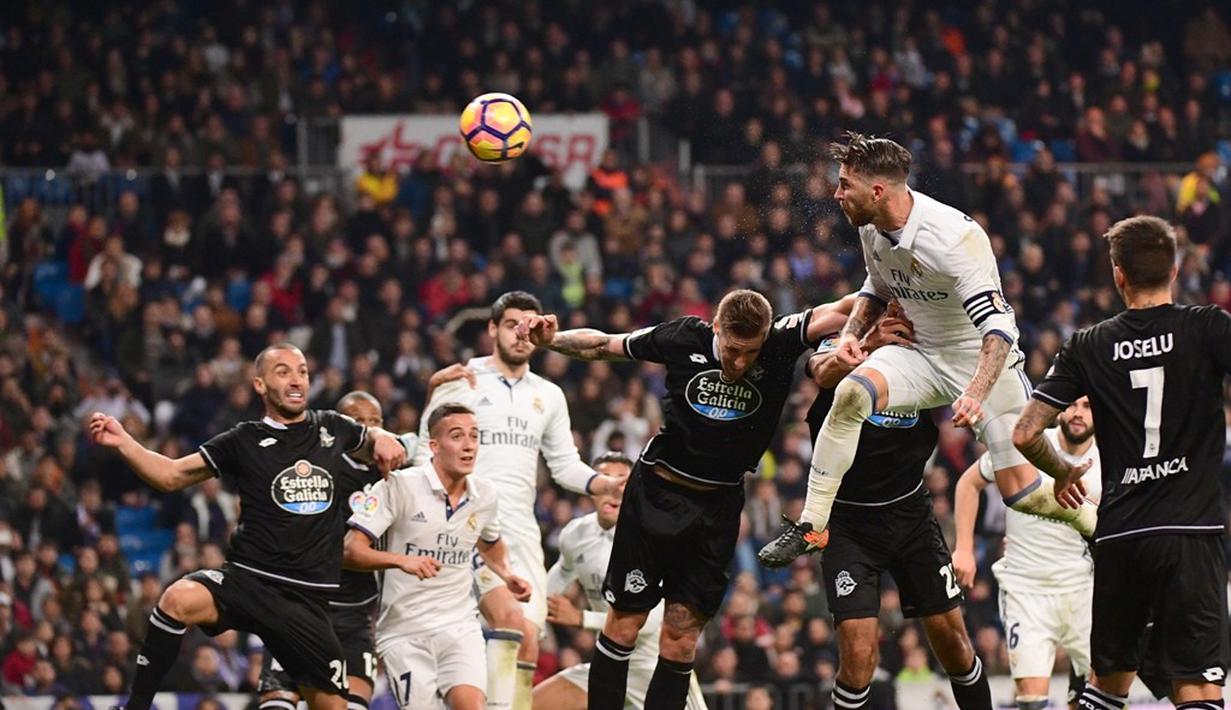 Sundulan Sergio Ramos di menit ke-90+3 membawa Real Madrid meraih kemenangan atas Deportivo La Coruna. (AFP/Pierre-Philippe Marcou)