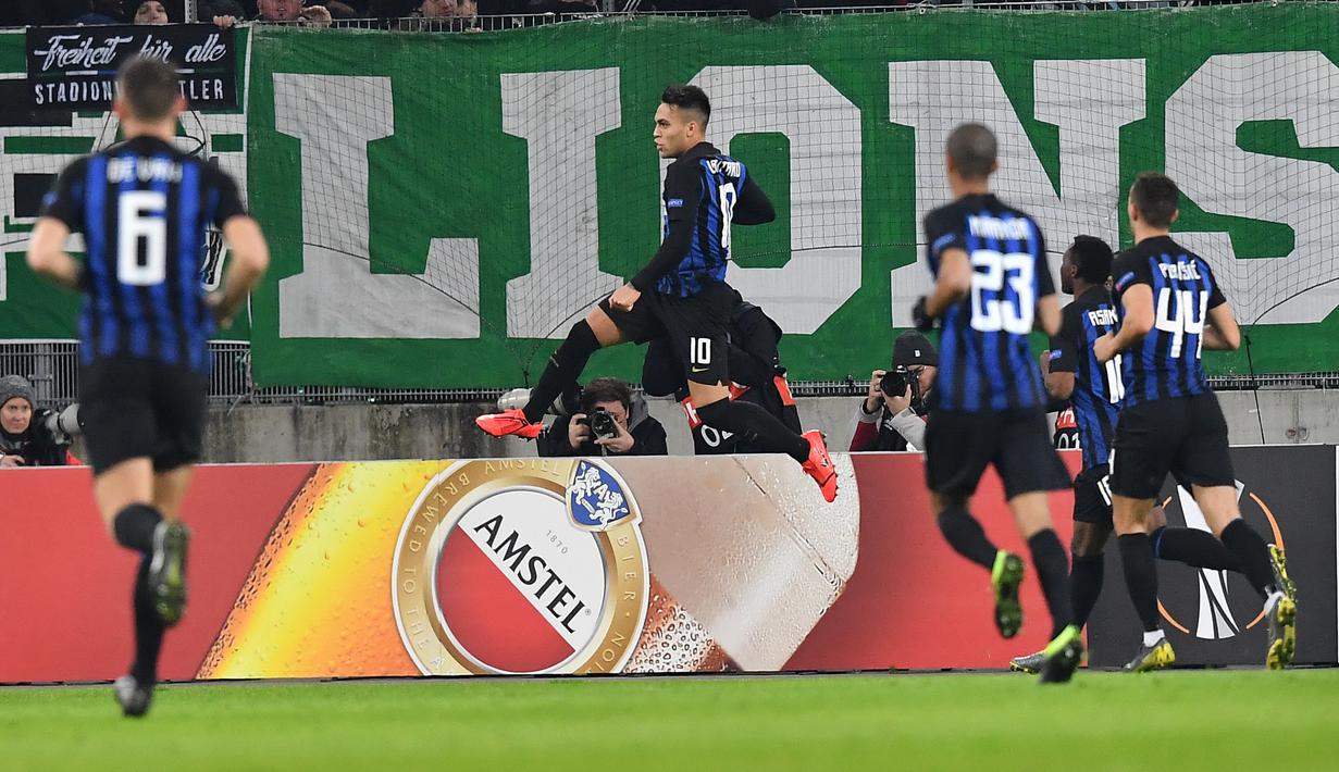 Selebrasi Lautaro Martinez usa membobol gawang Rapid Wina lewat tendanga penalti pada leg 1, 32 besar Liga Europa yang berlangsung di stadion Allianz, Wina, Jumat (15/2). Inter Milan menang 1-0 atas Rapid Wina. (AFP/Joe Klamar)