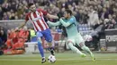 Pemain Barcelona, Neymar (kanan) berusaha merebut bola dari pemain Atletico Madrid,  Yannick Carrasco pada leg pertama semifinal Copa Del Rey di Vicente Calderon stadium, Madrid, Selasa (01/2/20170.  (EPA/Emilio Naranjo)