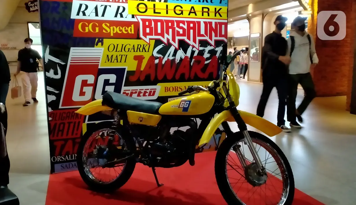 Pengunjung melihat pameran Jakarta Film Week 2022 hari kedua di CGV Grand Indonesia, Jakarta, Jumat (14/10/2022). Jakarta Film Week 2022 akan berlangsung pada 13-16 Oktober 2022 di CGV Grand Indonesia, Kineforum-Taman Ismail Marzuki, dan Ashley Hotel Wahid Hasyim Jakarta. (Liputan6.com/magang/Aida Nuralifa)