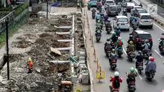 Pekerja mengerjakan proyek revitalisasi trotoar di Jalan Salemba Raya, Jakarta Pusat, Kamis (1/8/2019). Pemerintah Provinsi DKI Jakarta merevitalisasi trotoar Jalan Salemba, Kramat Raya, dan Cikini Raya dengan anggaran sebesar Rp75 milliar yang rampung pada Desember 2019. (Liputan6.com/Johan Tallo)