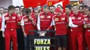 Tim Ferrari berdoa bersama untuk Jules Bianchi di Sirkuit Sochi Autodrom, Rusia. (12/10/2014). (AP Photo/Luca Bruno)