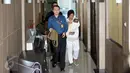 Dian Ekawati menggendong bayinya usai ditemukan polisi dari sindikat penjualan bayi, Jakarta, Selasa (1/3/2016). Sebanyak empat orang ditangkap polisi karena diduga terlibat penculikan bayi Suci Sobari (4 bulan). (Liputan6.com/Johan Tallo)