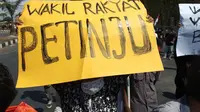Mahasiswa Buton Utara berdemonstrasi di depan Polda Sulawesi Tenggara, menuntu Wakil Ketua DPRD Butur ditahan.(Liputan6.com/Ahmad Akbar Fua)