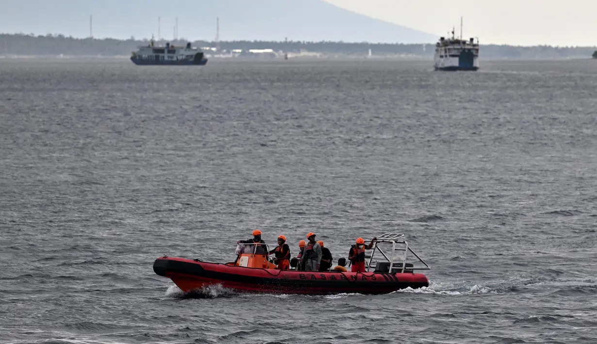 Tim penyelamat Indonesia mencari korban hilang dalam kecelakaan Kapal Motor Penumpang (KMP) Tunu Pratama Jaya di perairan Selat Bali dekat Jembrana, pada Sabtu 5 Juli 2025. (SONNY TUMBELAKA/AFP)