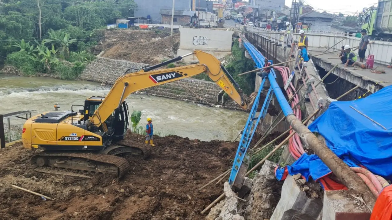 PUPR) melakukan penanganan darurat Jembatan Cipamuruyan Lama di Desa Cipamuruyan, Kecamatan Cibadak, Kabupaten Sukabumi, Jawa Barat sepanjang 11 meter.