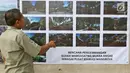 Petugas melihat contoh pembangunan di Suaka Margasatwa Muara Angke, Jakarta, Selasa (17/9/2019). Suaka Margasatwa Muara Angke akan dikembangkan sebagai pusat edukasi mangrove. (Liputan6.com/Herman Zakharia)