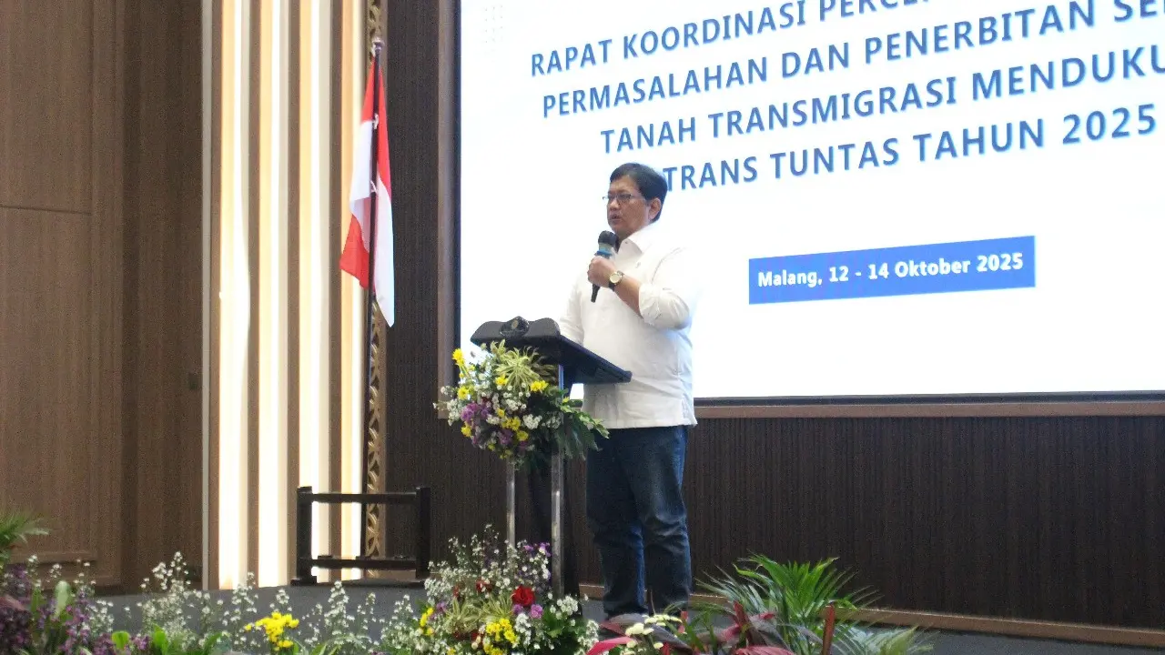 Wakil Menteri (Wamen) Transmigrasi, Viva Yoga Mauladi dalam Rapat Koordinasi Percepatan Penyelesaian Permasalahan dan Penerbitan Sertifikat Tanah Transmigrasi di Malang, Jawa Timur. (Liputan6/Fatimah Azzahra)