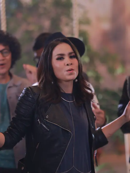 "Lagu ini (Kemesraan) mengangkat kebersamaan ras, agama, anak kecil, orang pacaran. Tapi yang lebih ditekankan liriknya dan dari video klipnya lebih kepada penekanan kebersamaan," ujar Momo vokalis band Geisha. (Galih W. Satria/Bintang.com)