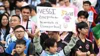 Seorang bocah sekaligus fans Lionel Messi yang menyaksikan pertandingan Inter Miami di Hong Kong, Minggu (4/2/2024). (PETER PARKS / AFP)