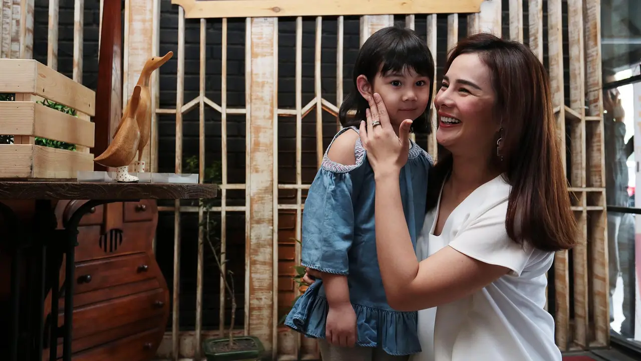 Bintang] Astrid Tiar dan anak