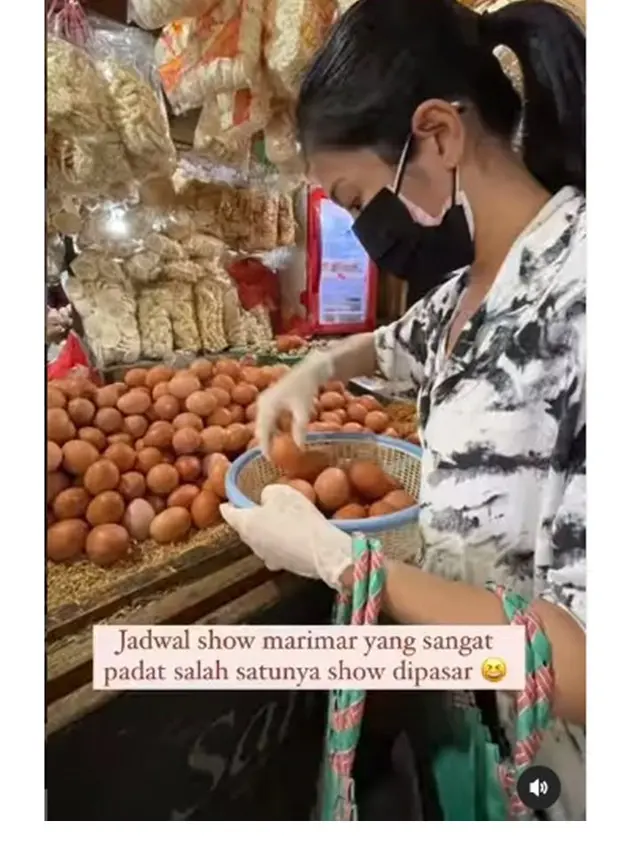 Kerap Tampil Mewah, Ini 7 Gaya Sederhana Bunga Zainal yang Curi Perhatian