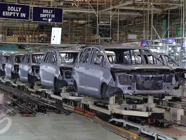 Foto yang diambil pada 16 November 2015 menunjukan aktivitas perakitan mobil All News Kijang Innova di Pabrik TMMIN Karawang. Mobil baru tersebut akan memberi warna baru pada perkembangan pasar MPV dalam negeri. (Liputan6.com/Angga Yuniar)