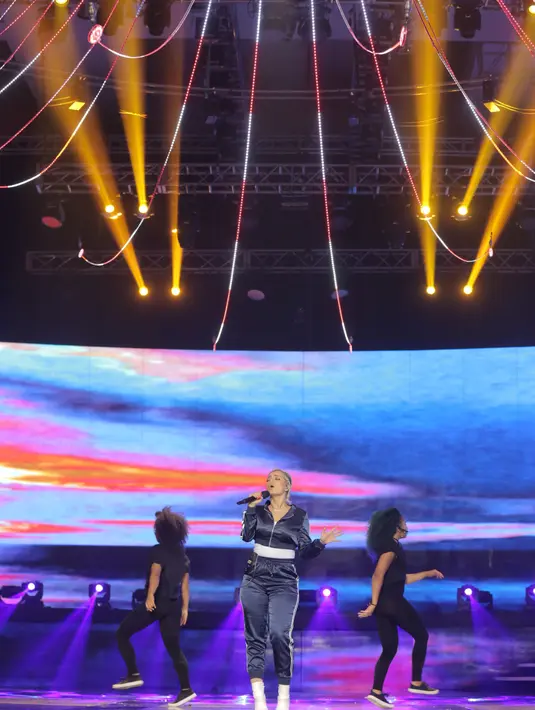 "Yang lebih lucu, saat rehearsal dia merhatiin ada si LED dia sempet tanya itu harganya berapa, dia pengin pakai itu untuk stage performancenya. Kita kasih tahu itu cuma ekslusif di SCTV, dia suka banget," kata penerjemah Bebe. (Nurwahyunan/Bintang.com)