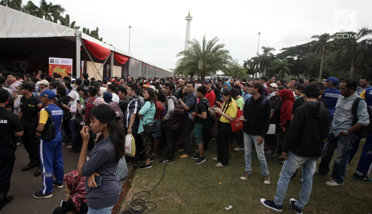 Warga mengantre untuk membuat paspor dalam acara Festival Keimigrasian 2018 di Lapangan Barat Daya Monas, Jakarta, Minggu (21/1). Warga kecewa lantaran kuota pembuatan paspor sudah habis. (Liputan6.com/Arya Manggala)