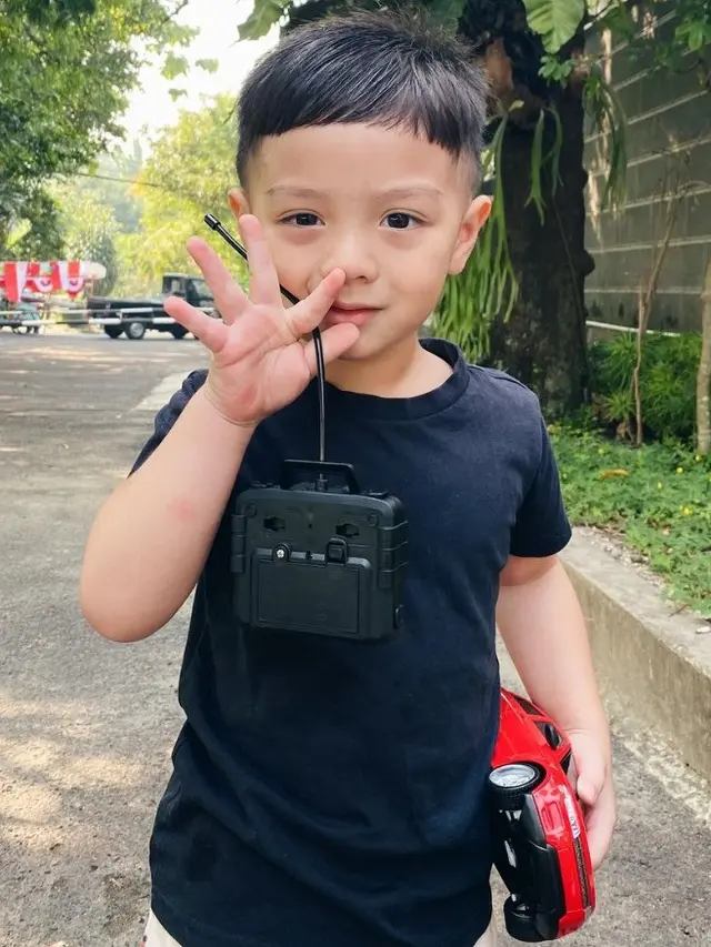 Potret Air Rumi Akbar sedang bermain mobil-mobilan (Sumber: Instagram/airrumiakbar1453)