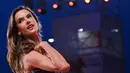 Model Brasil Alessandra Ambrosio tiba untuk pemutaran film 'Bardo, False Chronicle of a Handful of Truths' (Bardo, Falsa Cronica de Unas Cuantas Verdades) pada Venice Film Festival 2022 di Venesia, Italia, 1 September 2022. Alessandra Ambrosio tak pernah lepas dari tampil glamor pada karpet merah Venice Film Festival 2022. (Tiziana FABI/AFP)