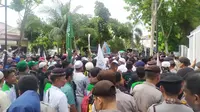 Ratusan orang yang tergabung dalam organisasi kemasyarakatan (Ormas) Islam menggelar aksi unjuk rasa di depan kantor Konsulat Jenderal (Konjen) India di Medan, Jalan Uskup Agung A Sugiopranoto.
