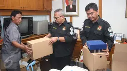 Komisioner KPU Arief Budiman (kiri) dibantu komisioner Sigit Pamungkas mengemasi barang-barang pribadi di ruang kerjanya di Kantor KPU, Jakarta, Senin (10/4). Hari ini merupakan hari terakhir lima komisioner KPU berkantor. (Liputan6.com/Angga Yuniar)