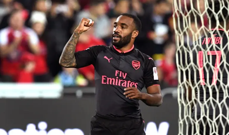 Striker Arsenal Alexandre Lacazette mencetak gol melawan Sydney FC pada laga ujicoba di Stadion ANZ, Sydney, Kamis (13/7/2017). (AFP/William West)