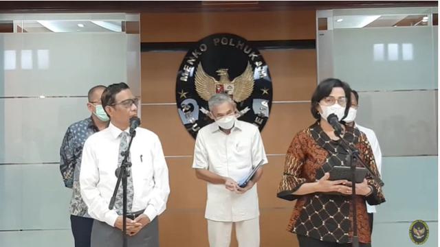 Menkopolhukam Mahfud MD dan Sri Mulyani saat konferensi pers Satgas BLBI, Kami (23/12/2021).