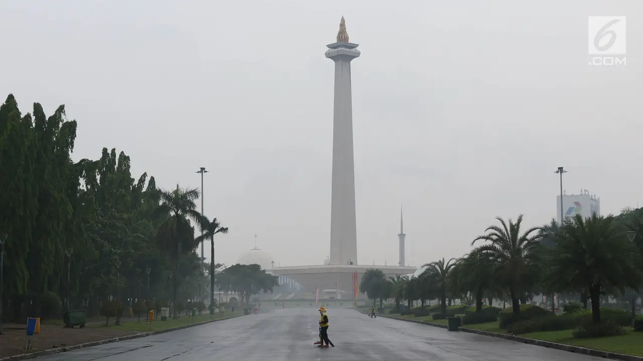 Petugas Kebersihan Sigap, Kawasan Monas Kembali Bersih Pasca Reuni 212