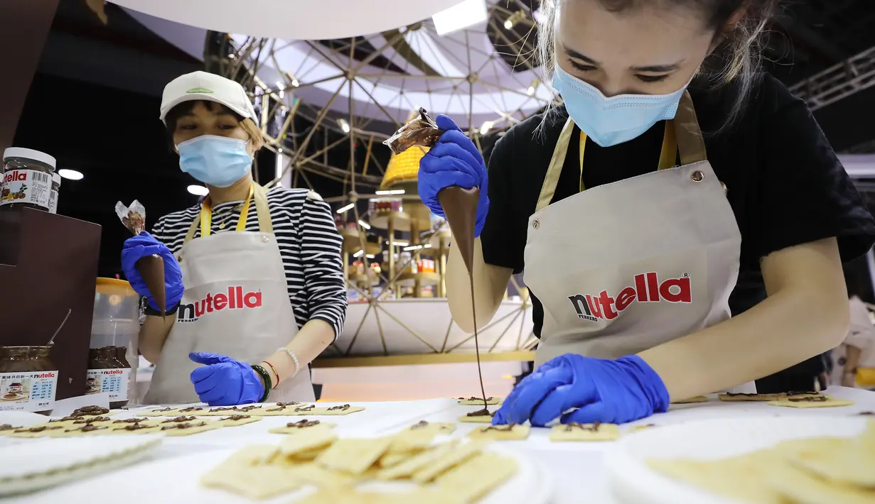 Para staf membuat hidangan penutup di stan Ferrero Rocher di area ekshibisi Produk Makanan dan Pertanian Pameran Impor Internasional China (China International Import Expo/CIIE) ketiga di Shanghai, China timur (5/11/2020). (Xinhua/Chen Yehua)