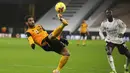 Pemain Wolverhampton Wanderers, Willian Jose, menendang bola saat melawan Arsenal pada laga Liga Inggris di Stadion Molineux, Selasa (2/2/2021). Arsenal takluk dengan skor 2-1. (Nick Potts/Pool via AP)