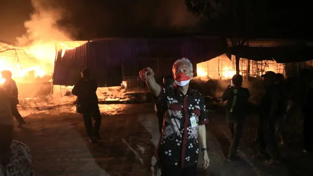 Gubernur Jawa Tengah, Ganjar Pranowo turut memantau pemadaman kebakaran lapak Pasar Johar, Semarang