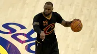 Pemain Cleveland Cavaliers, LeBron James, saat pertandingan melawan Golden State Warriors dalam  Final NBA gim kedua di Oracle Arena, Oakland, California, AS, 4 Juni 2017. (AFP/Ezra Shaw)