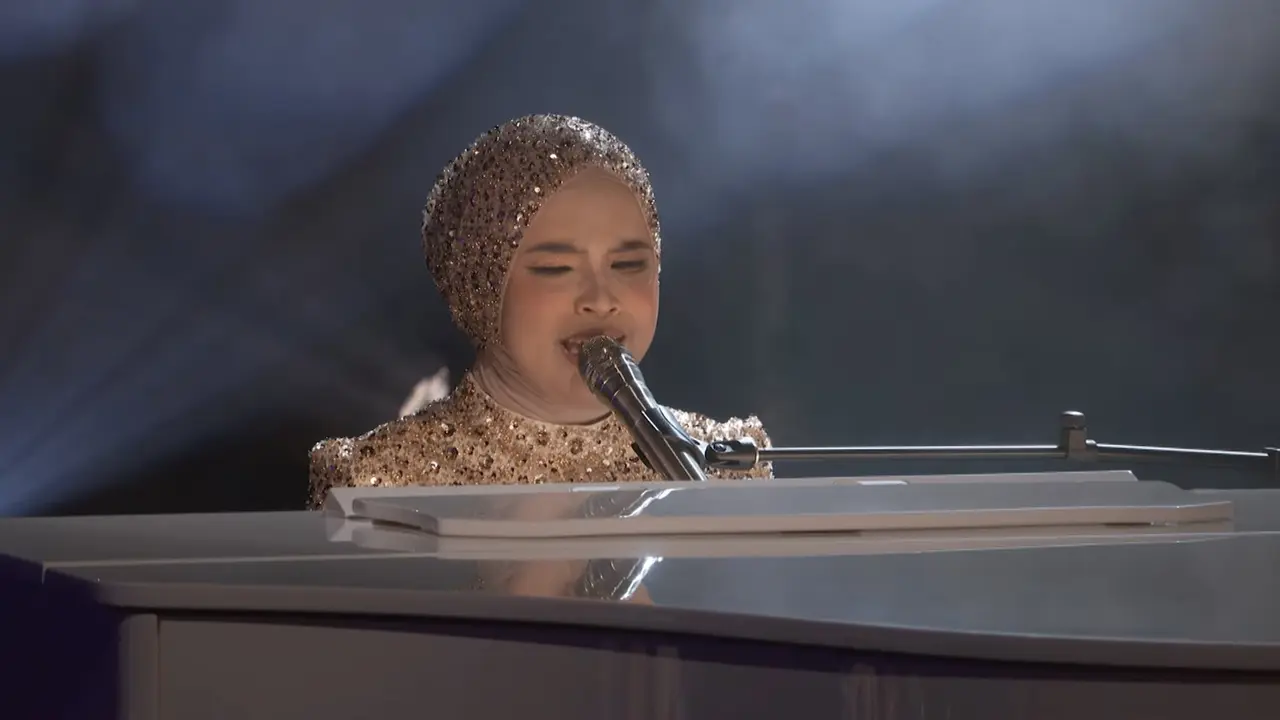 6 Potret Memukau Putri Ariani Dibalut Gaun Bling-bling di Semifinal AGT 2023, Dapat Standing Ovation dari Para Juri