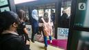 Penumpang menaiki bus Transjakarta khusus wanita di kawasan Pasar Baru, Jakarta, Rabu (27/7/2022). PT Transportasi Jakarta (TransJakarta) kembali mengoperasikan bus pink khusus wanita rute Pasar Baru - Kalideres yang beroperasi mulai pukul 05.00-22.00 WIB dengan tarif reguler Rp3.500. (Liputan6.com/Faizal Fanani)