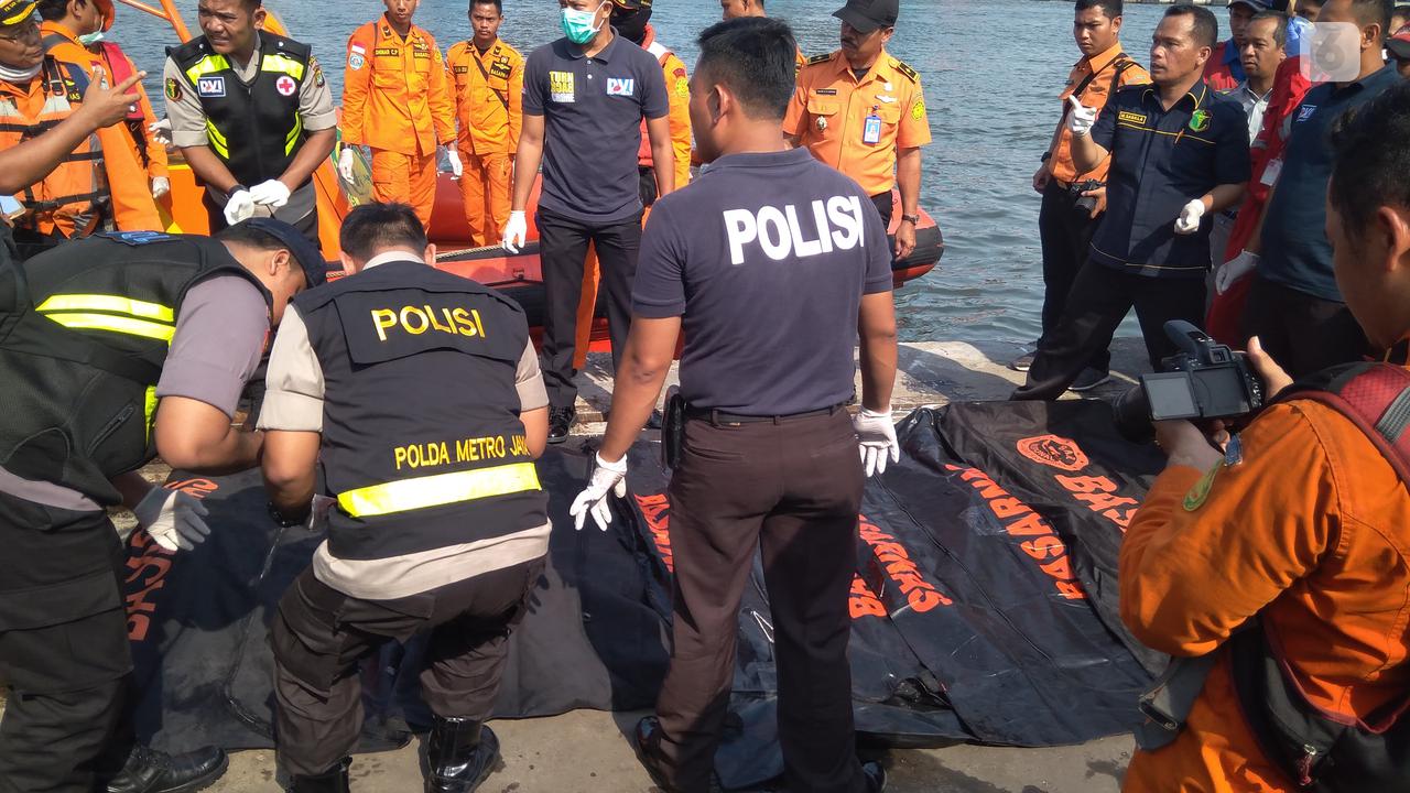 Evakuasi korban Lion Air JT 610 yang jatuh di Tanjung Karawang.