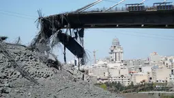 Serangan tersebut menyebabkan bagian tengah dek jembatan runtuh dan struktur terbelah menjadi dua. Tampak dalam foto, kondisi sebuah jembatan yang baru dibangun dan terkena serangan udara Amerika Serikat pada Kamis 2 April 2026 terlihat di Karaj, sebelah barat Teheran, Iran, Jumat, 3 April 2026. (AP Photo/Vahid Salemi)