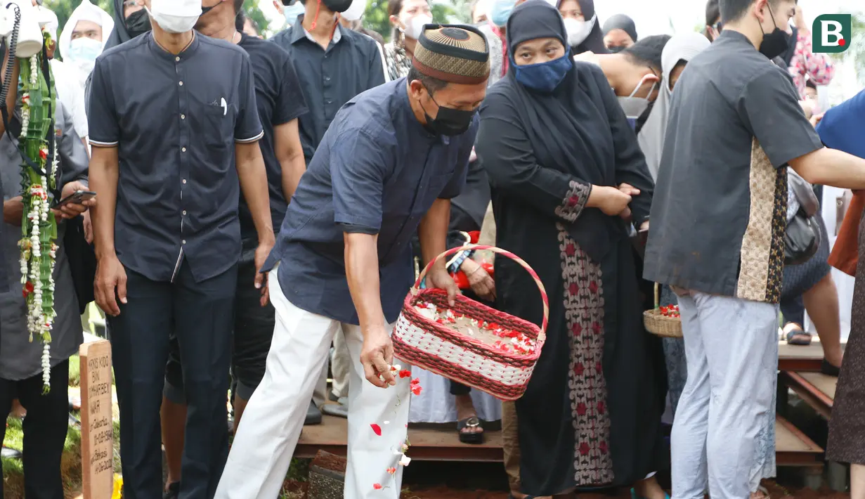 Pelatih yang membawa Markis Kido/Hendra Setiawan meraih emas Olimpiade Beijing 2008, Sigit Pamungkas menaburkan bunga usai prosesi pemakaman di TPU Kebon Nanas. (Foto: Bola.com/Bagaskara Lazuardi)
