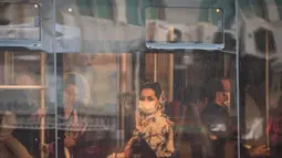 Seorang wanita dengan masker menaiki bus di pusat Kota Teheran, 28 Juni 2020. Presiden Iran Hassan Rouhani pada Minggu (28/6) mengatakan mengenakan masker di tempat umum akan menjadi wajib mulai pekan depan di tengah meningkatnya kasus dan kematian akibat COVID-19. (Xinhua/Ahmad Halabisaz)