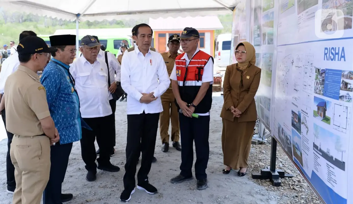 Presiden Joko Widodo melihat rancangan desain proyek penyediaan hunian tetap bagi korban gempa di Kota Palu, Provinsi Sulawesi Tengah, Selasa (29/10/2019). Pengerjaan konstruksi hunian tetap Duyu akan dilakukan secara pararel dengan proyek di Sigi pada Januari 2020. (Liputan6.com/Biro Pers)