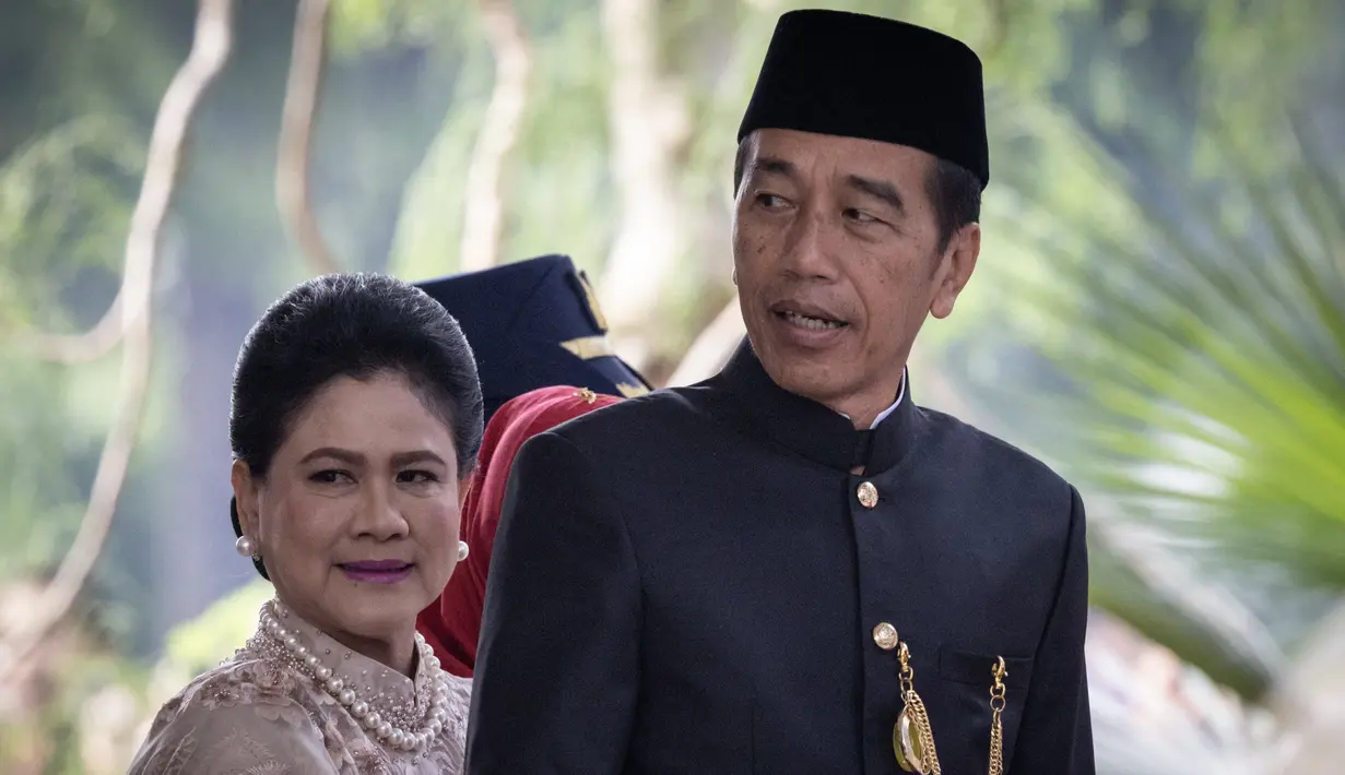 Presiden Joko Widodo dengan mengenakan baju adat Betawi tiba untuk menghadiri Sidang Tahunan MPR, Sidang Bersama DPR dan DPD tahun 2024 di kompleks Parlemen, Senayan, Jakarta, Jumat (16/8/2024). (Yasuyoshi CHIBA / AFP)