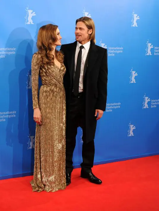 Dikatakan juga oleh sumber, komunikasi yang terjalin di antara keduanya dikarenakan keenam anak yang mereka miliki. Lantaran hal itu, mereka juga mengutamakan kebahagiaan sang anak. (AFP/Bintang.com)