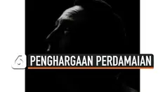 Anak mendiang John Lennon, Julian Lennon mendapat penghargaan perdamaian dari UNESCO. Ia dianggap berkontribusi mempromosikan kebudayaan dan perdamaian lewat yayasan yang didirikan.