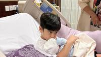 Rafathar Malik Ahmad menggendong baby R di kamar RS Bunda Jakarta, pekan ini. (Foto: Instagram @raffinagita1717)