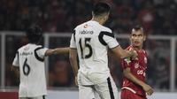 Gelandang Persija Jakarta, Riko Simanjuntak, bersitegang dengan bek Madura United, Fabiano Beltrame, pada laga Liga 1 di SUGBK, Jakarta, Sabtu (12/5/2018). Persija kalah 0-2 dari Madura United. (Bola.com/Vitalis Yogi Trisna)