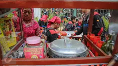 Buruh beristirahat sambil makan siang disela aksi demo di kawasan Istana Negara, Jakarta, Kamis (15/9). Ribuan buruh dari berbagai elemen organisasi menyatakan penolakan mereka terhadap paket kebijakan ekonomi jilid IV. (Liputan6.com/Faizal Fanani)