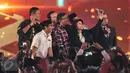 Para paslon berpose bersama Tina Talisa usai Debat Pilgub DKI 2017 putaran kedua, Jakarta, Jumat (27/1). (Liputan6.com/Faizal Fanani)
