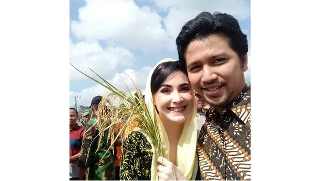 7 Potret Kebersamaan Arumi Bachsin dan Emil Dardak, Kompak Banget