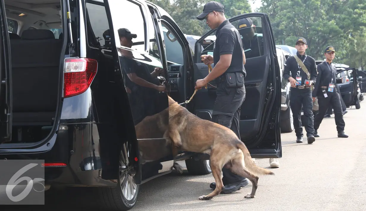 Anjing pelacak mengecek mobil yang akan digunakan dalam WIEF ke-12 di Jakarta, Senin (1/8). WIEF ke-12 akan mempertemukan pemimpin negara, pemimpin industri, akademisi, ahli, profesional, serta pemimpin perusahaan. (Liputan6.com/Immanuel Antonius)