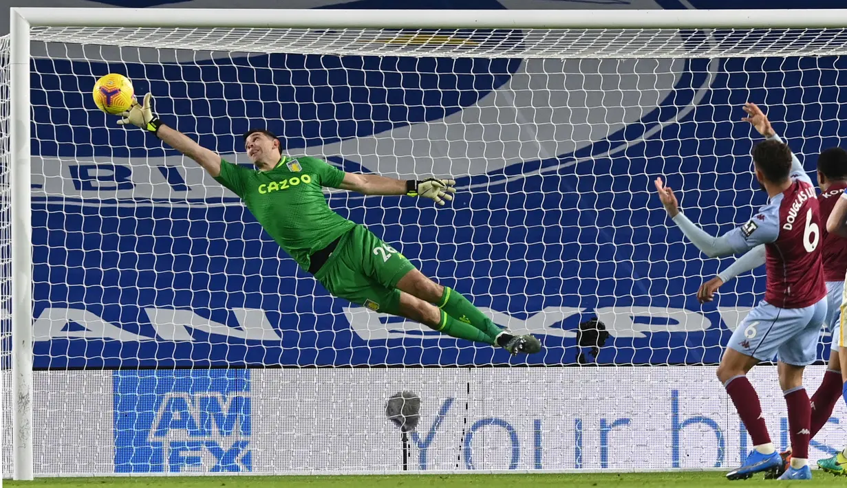 Bukan hanya bagi Argentina, Martinez berhasil tampil gemilang bersama Aston Villa pada Liga Inggris 2020/2021 dengan penampilan sebanyak 38 kali dan raihan 15 Clean Sheet. (Foto: AFP/Pool/Neil Hall)