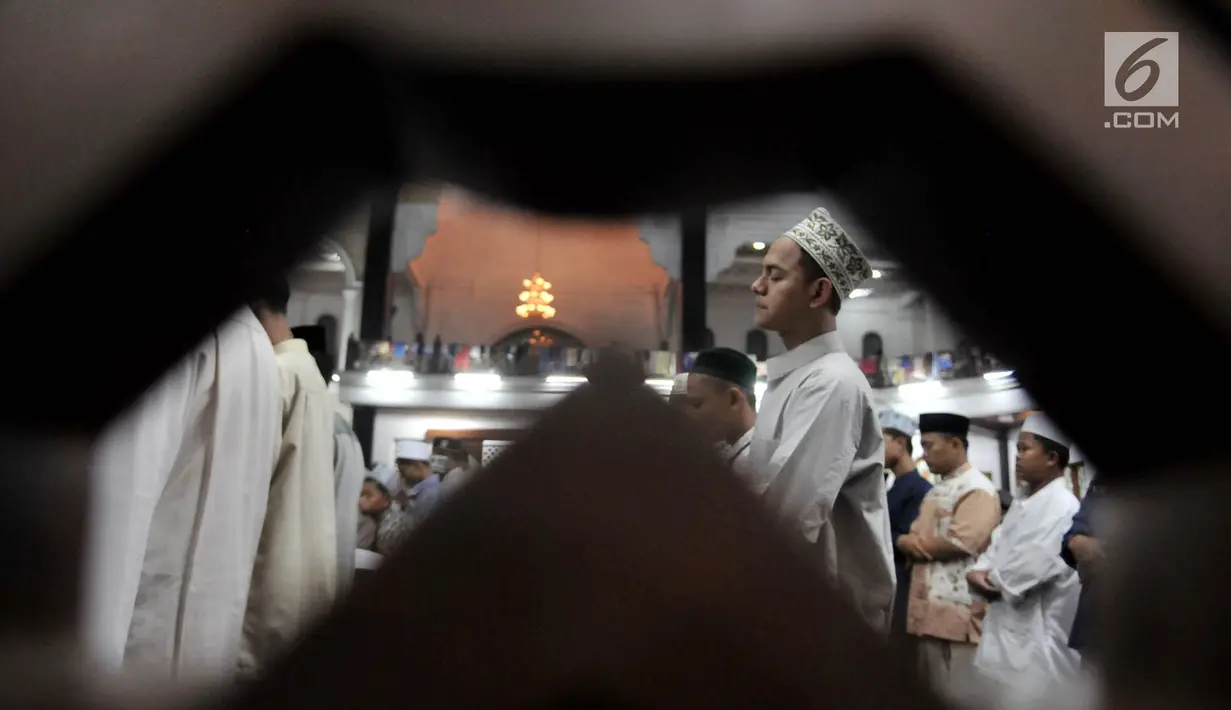 Umat muslim melaksanakan salat malam saat beriktikaf  di Masjid Pondok Pesantren At-Taqwa, Bekasi, Selasa (28/5/2019). Umat Islam mulai melakukan itikaf atau berdiam diri di masjid sambil melakukan berbagai ibadah pada sepuluh hari terakhir bulan puasa Ramadan. (Merdeka.com/Iqbal S Nugroho)