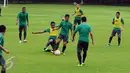 Sejumlah pemain berebut bola saat latihan seleksi Timnas Indonesia U-22 di Lapangan SPH Karawaci, Tangerang, Selasa (21/2). Latihan seleksi tahap pertama Timnas Indonesia U-22 dipimpin langsung pelatih Luis Milla. 