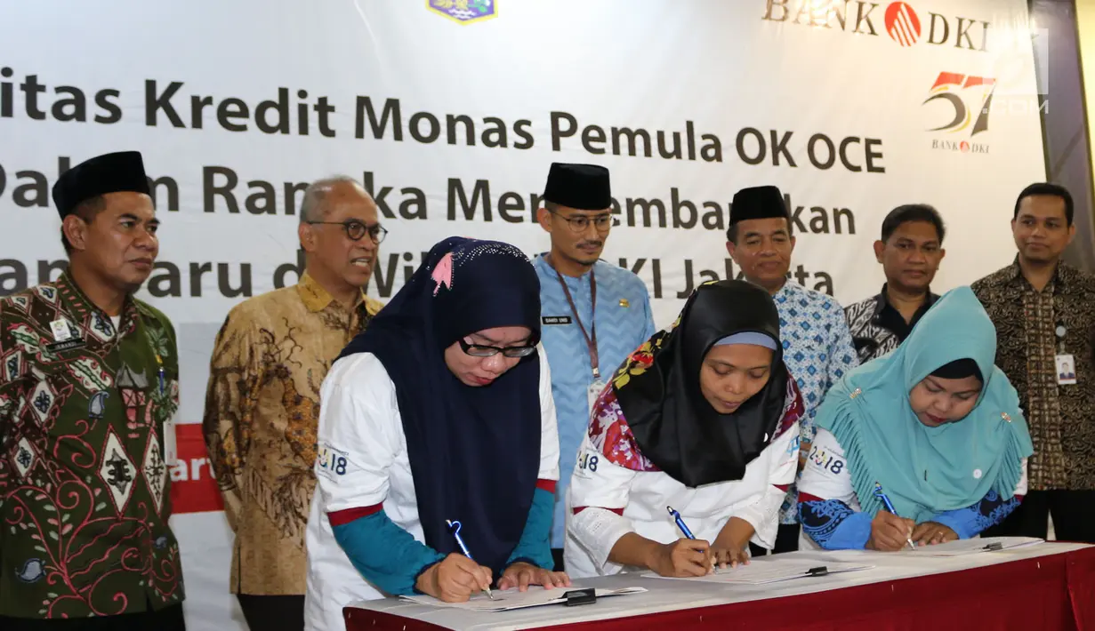 Wagub DKI Jakarta, Sandiaga Uno (ketiga kiri) didampingi Dirut Bank DKI, Kresno Sediarsi (kedua kiri) menyaksikan akad Kredit Monas Pemula oleh pelaku UMKM binaan OK OCE, Kamis (7/9), Jakarta. (Liputan6.com/Pool/Budi)